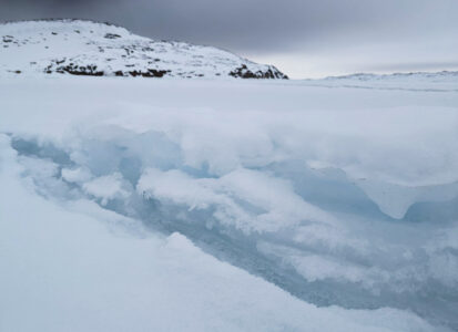 ISSINEQ - Lisière. BodySoul Prints indigo végétal sur banquise arctique ©Oïjha2023