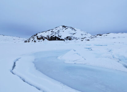 ISSINEQ - Lisière. BodySoul Prints indigo végétal sur banquise arctique ©Oïjha2023