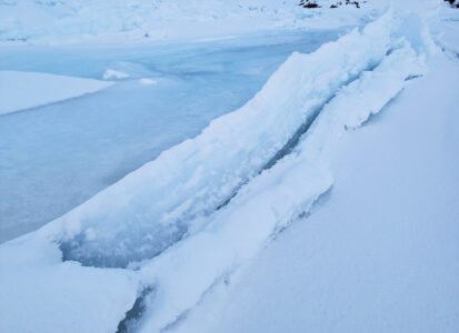 ISSINEQ - Lisière. BodySoul Prints indigo végétal sur banquise arctique ©Oïjha2023