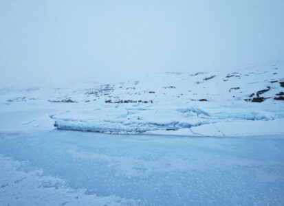 ISSINEQ - Lisière. BodySoul Prints indigo végétal sur banquise arctique ©Oïjha2023