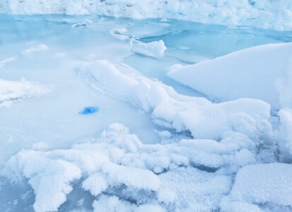 Lisière arctique,1er jour, 4 avril 2023. BodySoul Print indigo végétal sur banquise ©Oïjha2023