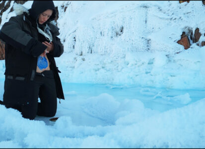 Lisière arctique,1er jour, 4 avril 2023. BodySoul Print indigo végétal sur banquise ©Oïjha2023