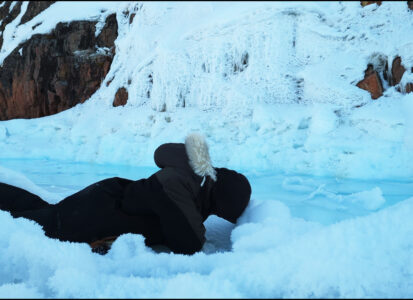 Lisière arctique,1er jour, 4 avril 2023. BodySoul Print indigo végétal sur banquise ©Oïjha2023