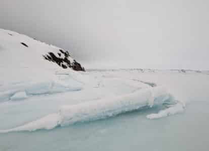 ISSINEQ, lisière arctique, 5e jour, 9 avril 2023. BodySoul Print indigo végétal sur banquise ©Oïjha 2023