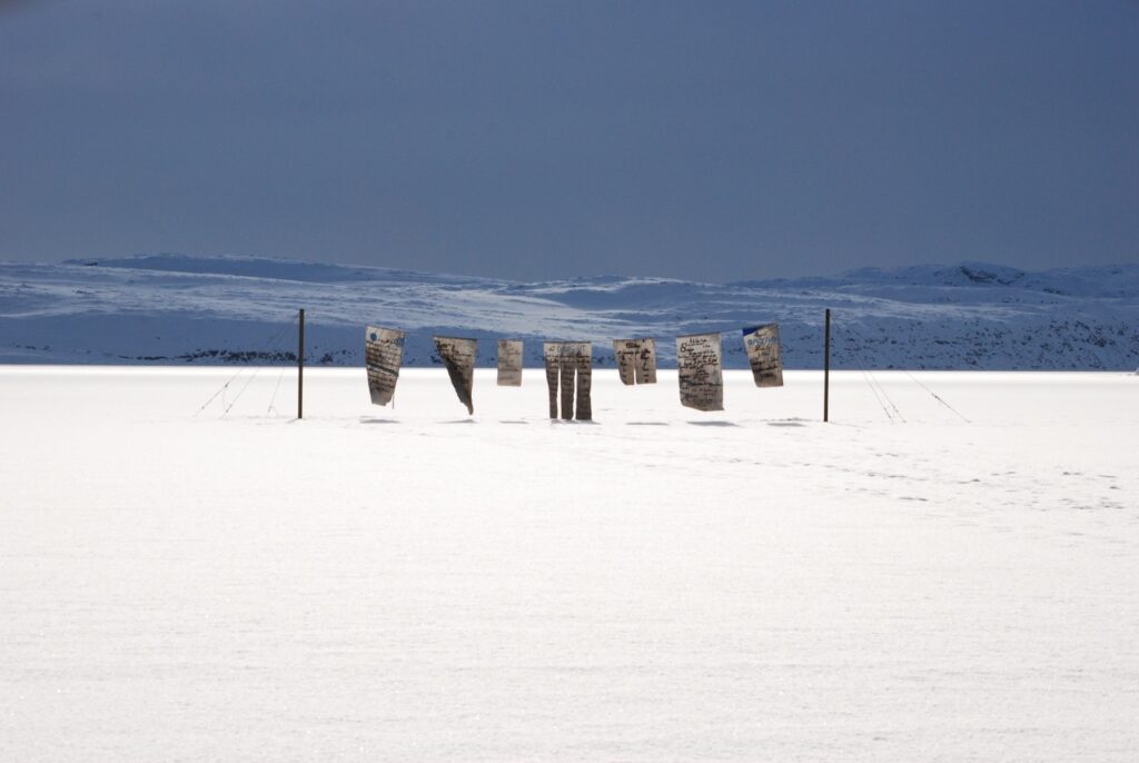 ANORI - Poèmes au vent de l'Arctique. Encre de seiche sur voile recyclée. Installation éphémère, Akunnaaq, Groenland ©Oïjha2019