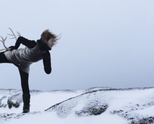 PUISI KINTSUGI - Réparation des cicatrices naturelles du phoque. 7 costumes chamanes féminins ©Oïjha2020