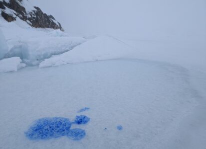 ISSINEQ, Lisière arctique, 6e jour, 10 avril 2023. BodySoul Print indigo végétal sur banquise ©Oïjha 2023