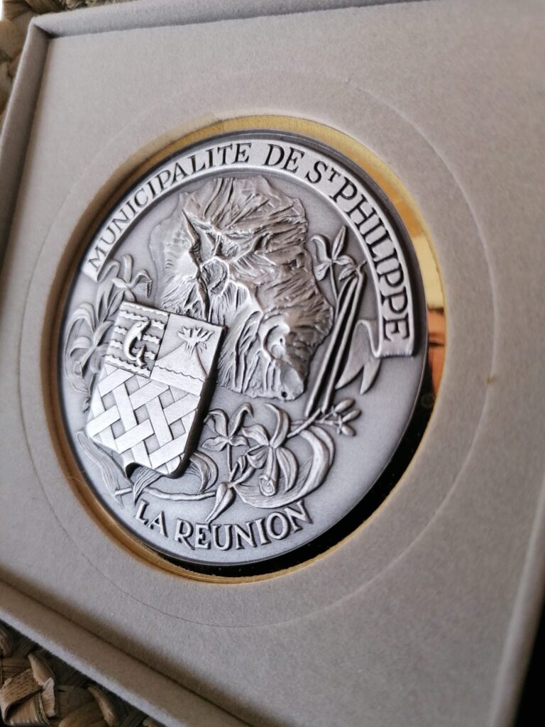 Médaille officielle de la Ville de St Philippe, récompense du Programme "NUAN - Amitié entre les Peuples polaire et tropical", nov 2023.