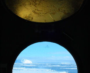 Lieu-Organique-de-Transcendance n°3, Or pur cache hublot du brise-glace Astrolabe, océan Austral, Antarctique©Oïjha2015
