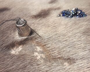 PUISI KINTSUGI - Réparation des cicatrices naturelles du phoque. 7 costumes chamanes féminins ©Oïjha2020