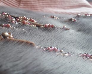 PUISI KINTSUGI - Réparation des cicatrices naturelles du phoque. 7 costumes chamanes féminins ©Oïjha2020