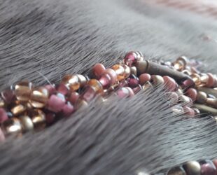 PUISI KINTSUGI - Réparation des cicatrices naturelles du phoque. 7 costumes chamanes féminins ©Oïjha2020