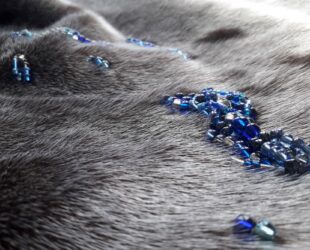 PUISI KINTSUGI - Réparation des cicatrices naturelles du phoque. 7 costumes chamanes féminins ©Oïjha2020