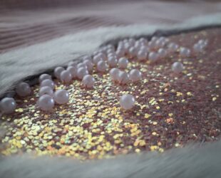 PUISI KINTSUGI - Réparation des cicatrices naturelles du phoque. 7 costumes chamanes féminins ©Oïjha2020