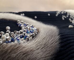 PUISI KINTSUGI - Réparation des cicatrices naturelles du phoque. 7 costumes chamanes féminins ©Oïjha2020