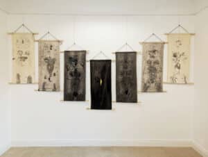 7 Impressions Psycho- Corporelles©. Encre de seiche et indigo, or pur 24 carats et brou de noix sur toile de lin froissée. Ensemble 7 kakemonos de voyage. ©Oïjha2024