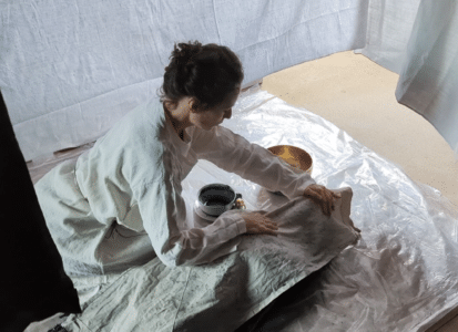 Performance en cours. 7 Impressions Psycho- Corporelles©. Encre de seiche et indigo, or pur 24 carats et brou de noix sur toile de lin froissée. Ensemble 7 kakemonos de voyage. ©Oïjha2024