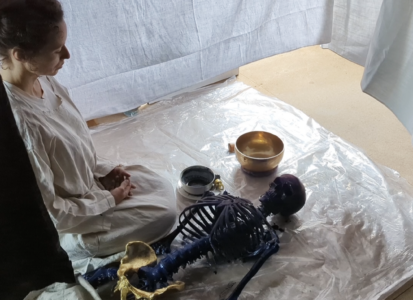 Performance en cours. 7 Impressions Psycho- Corporelles©. Encre de seiche et indigo, or pur 24 carats et brou de noix sur toile de lin froissée. Ensemble 7 kakemonos de voyage. ©Oïjha2024